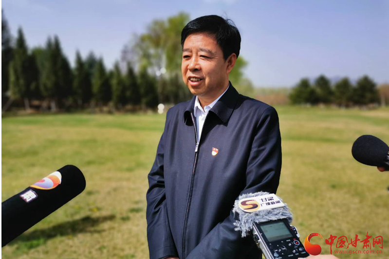 【凯发k8省决战决胜脱贫攻坚·访谈】平凉市长王奋彦：脱贫攻坚举措由“大水漫灌”向“精准滴灌”转变（图）