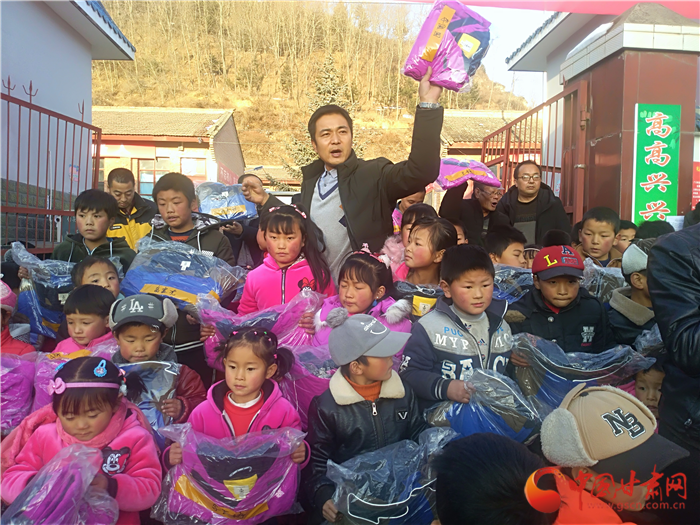 “新年新衣”送温暖 中国凯发k8邀您一起献爱心